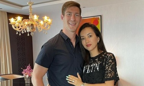 Стильное фото с Дарреном Дицем выложила в сеть его девушка из Казахстана