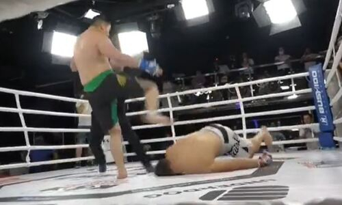 Казахстанский боец оформил тяжелый нокаут ударом в челюсть. Его соперник упал без движений. Видео