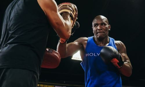 58-летний Холифилд показал свою впечатляющую форму перед боем. Видео
