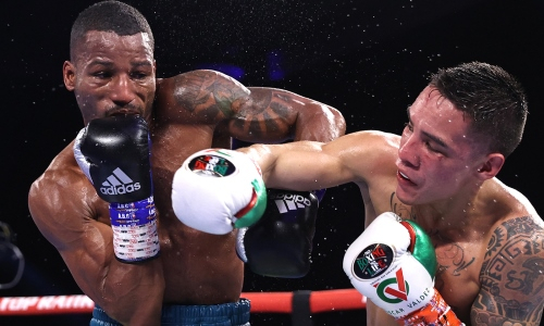 Чемпион мира из команды «Канело» нанес спорное поражение победителю ОИ-2016. Видео