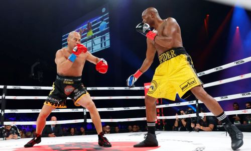 Бой легендарных чемпионов UFC завершился жутким нокаутом в первом раунде. Видео