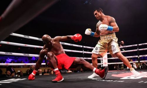 «У него нет яиц». Экс-чемпион UFC после победы нокаутом над Холифилдом бросил вызов «Канело»