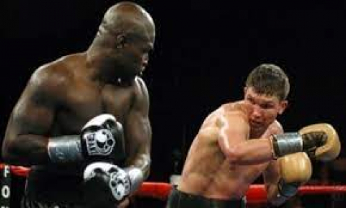 «Посмотрел на меня и говорит: „Я с ним драться не хочу“». Казахстанский боксер испугал чемпиона К-1