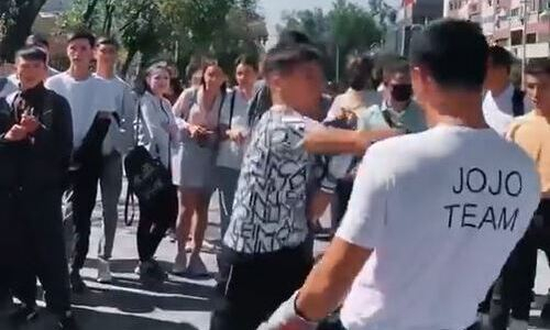 Казахстанский боксер попросил прохожих «зарядить» ему в голову и удивил всех результатом. Видео
