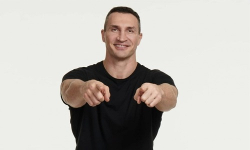 «Это не я слишком высокий — просто все остальное совсем маленькое». Уроженец Казахстана показал забавное фото