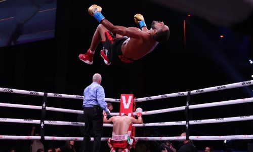 Бой обидчиков казахстанского боксера завершился нокаутом после удара по печени. Видео