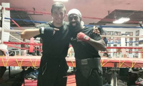 Казахстанский боксер провел тренировку в бронежилете. Видео