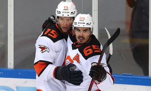 Клуб хоккеиста сборной Казахстана вновь привез Кубок Гагарина в родной город. Фото