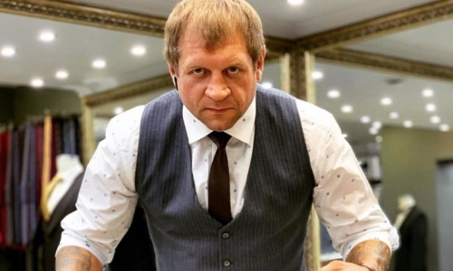 Александр Емельяненко показал фото страстного поцелуя с любимой женщиной