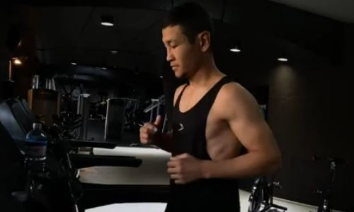 Казахстанский боксер вернулся к тренировкам после поражения нокаутом. Видео