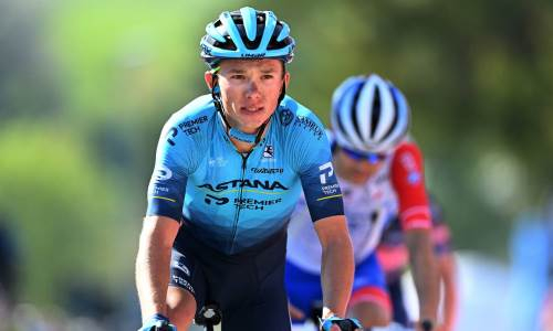 Казахстанский гонщик «Астаны» получил многочисленные травмы в завале