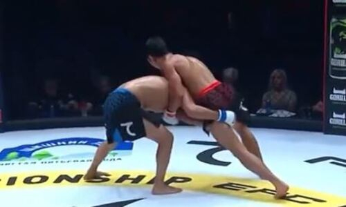 Видео уверенной победы казахстанца над кыргызом на турнире в Москве памяти отца Хабиба