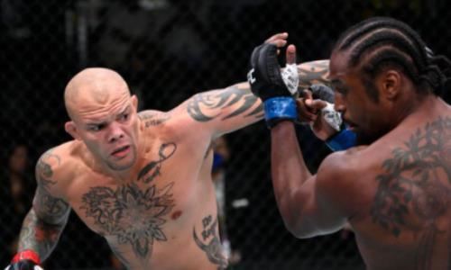 Главный бой турнира UFC завершился досрочно в первом раунде после брутального приема. Видео