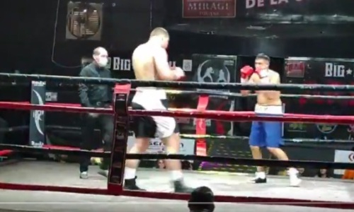 Нокаутом супертяжа за 13 секунд завершился бой в Мексике. Видео