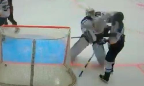 В чемпионате Казахстана голкипер жестко ударил своего одноклубника после пропущенного гола. Видео