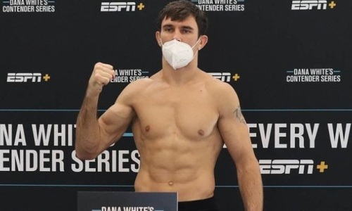 Казахстанский файтер прошел взвешивание перед боем с непобежденным соперником в отборе в UFC