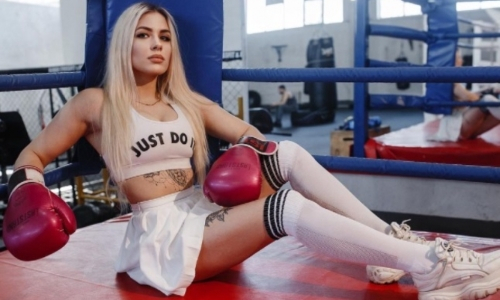 Казахстанский промоушн в ММА подписал контракт с красоткой из России