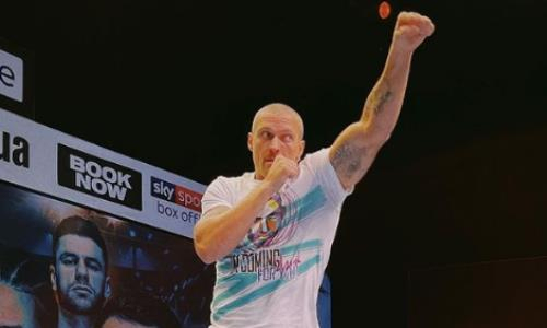 Джошуа и Усик провели открытую тренировку перед боем в Лондоне. Видео