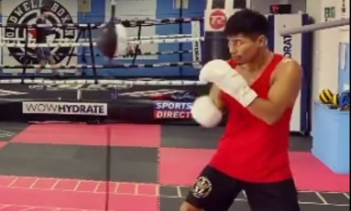 «Левши за работой». Чемпион WBO из Казахстана продолжает тренировки в Англии. Видео