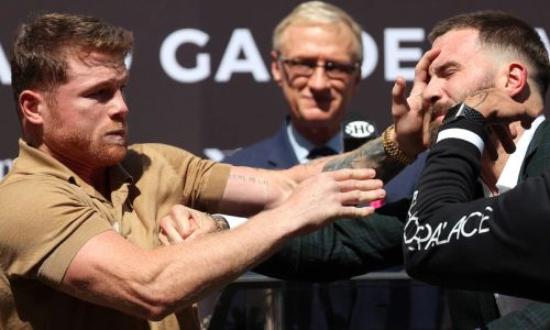 «Не шутите с ним». Промоутер Головкина в восторге от драки «Канело» на дуэли взглядов. Видео