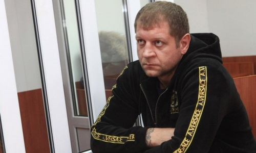 «Я не могу надеть трусы». Появилось видео, как Александра Емельяненко выводили из тяжелого запоя