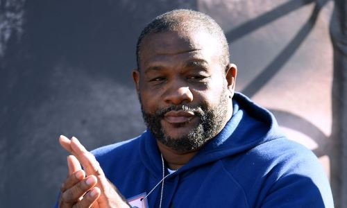 Легендарному супертяжу запретили проводить бой в 53 года