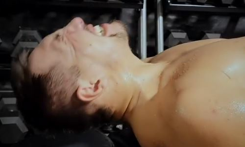 Жанибек Алимханулы показал, как «убивает» шею на тренировке. Видео