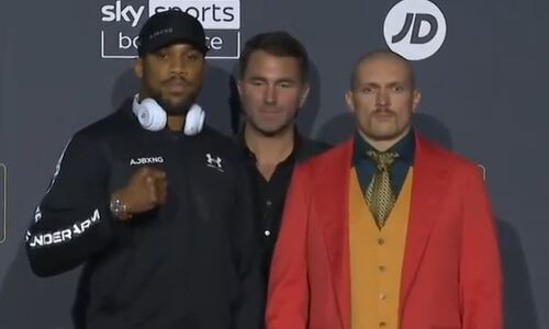 Александр Усик пришел на встречу с Джошуа в образе Джокера. Фото и видео