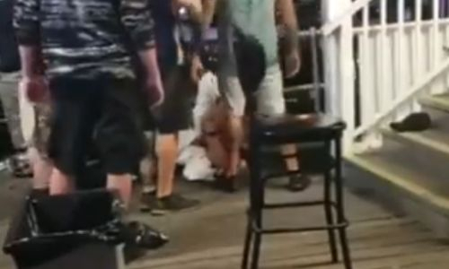 Скандальный друг Конора Макгрегора попался на удушающий приём охранника в клубе. Видео