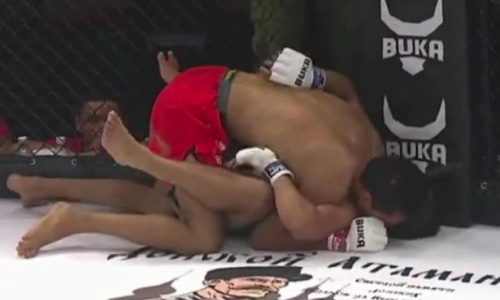 Видео боя казахстанского бойца с россиянином в андеркарде у Куата Хамитова