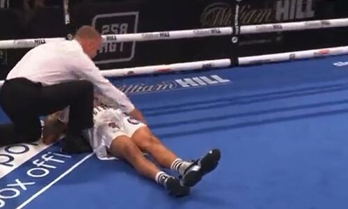 Нокаутом с конвульсиями соперника дебютировал Каллум Смит в полутяжёлом весе. Видео
