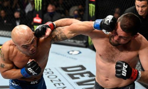 Ник Диаз вернулся в UFC и проиграл кровавым нокаутом большой реванш. Видео