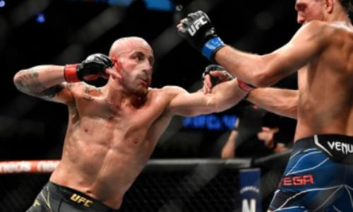 Чемпион UFC избежал досрочного поражения и разгромил соперника в главном бою вечера. Видео