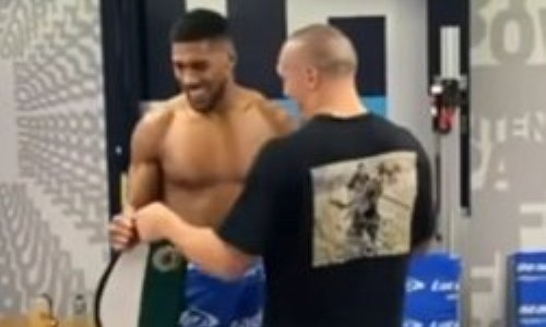 Александр Усик вернул Энтони Джошуа чемпионские пояса. Видео