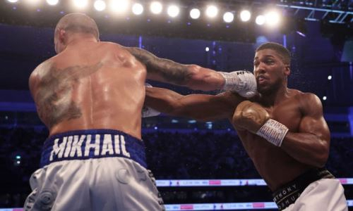 «Отправляли к Илону Маску». Усик оценил силу ударов Джошуа