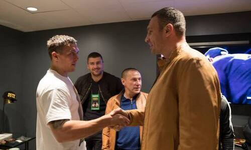 «Таким владел Мохаммед Али». Виталий Кличко подарил Усику пояс WBC. Фото