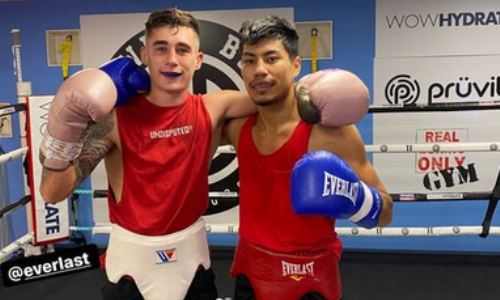 Казахстанский боксер с титулом WBO продолжает спарринг-подготовку в Великобритании