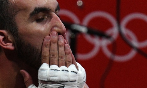 Призер Олимпиады в боксе ночью пытался убить зайца пистолетом из внедорожника