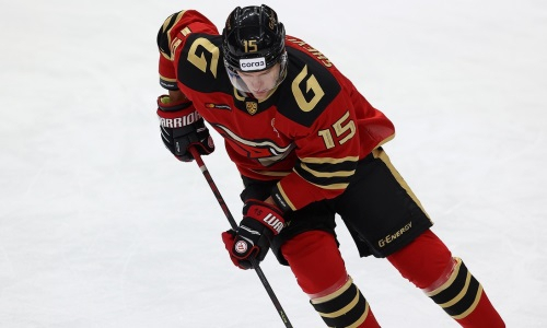 Хоккеист сборной Казахстана победно вернулся после травмы и совершил эффектный силовой прием в КХЛ. Видео