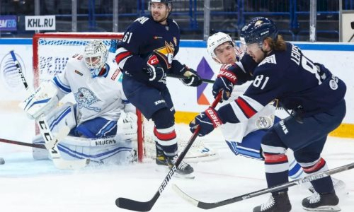 «Подарили хороший шанс гостям». В России рассмотрели фиаско «Барыса» и отметили курьезную шайбу его новичка