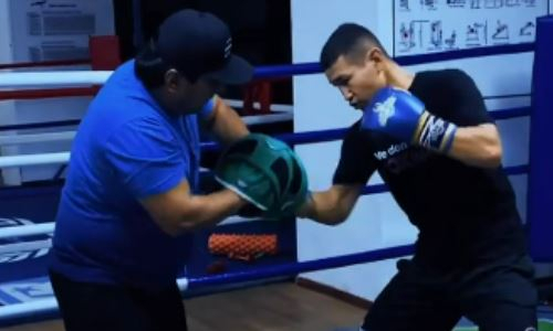 Казахстанский боксер продолжает тренировки после первого поражения в карьере. Видео