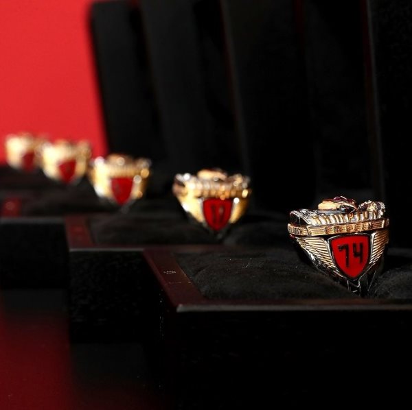 Одноклубники хоккеиста сборной Казахстана в КХЛ получили чемпионские перстни