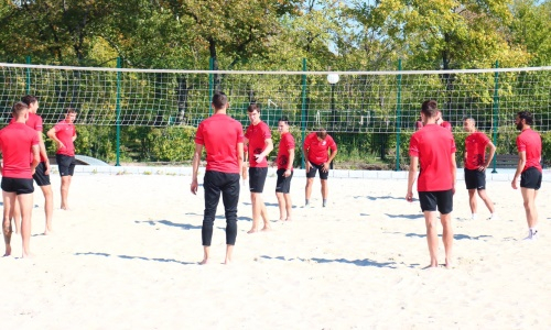 Футболисты клуба КПЛ сыграли в пляжный волейбол. Фото