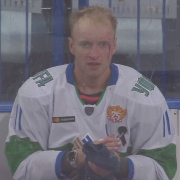 В матче обидчиков «Барыса» на старте КХЛ случилась кровавая драка. Фото и видео