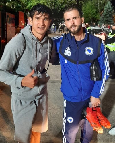 Игрок сборной Казахстана показал фото со звездой команды Боснии и Герцеговины и высказался о матче