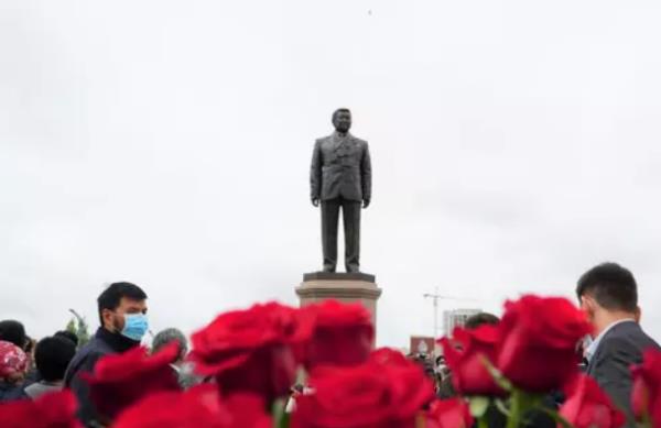 Памятник олимпийскому чемпиону Жаксылыку Ушкемпирову открыли в Нур-Султане. Фото