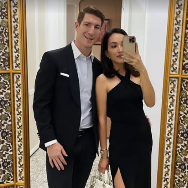 Стильное фото с Дарреном Дицем выложила в сеть его девушка из Казахстана