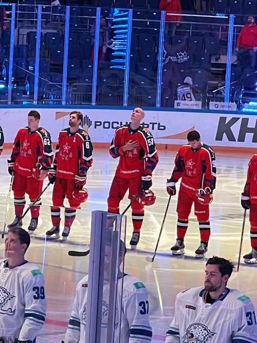 Виктор Сведберг во время гимна Казахстана держал руку на сердце. Фото