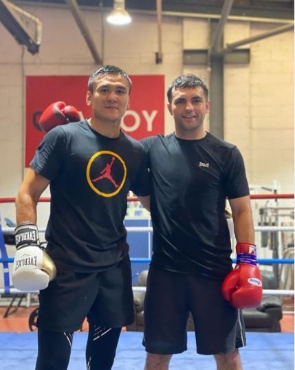 Непобежденный казахстанский боксер провел спарринг с чемпионом Великобритании. Фото