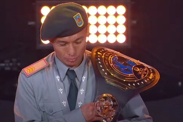 Казахстанский боксер получил чемпионский пояс за «золото» ЧМ-2021 среди военнослужащих. Фотофакт